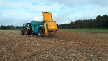 Tractor voegt houtsnippers op veld toe