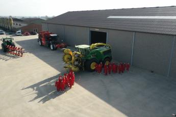 Tractor met kinderen in overall