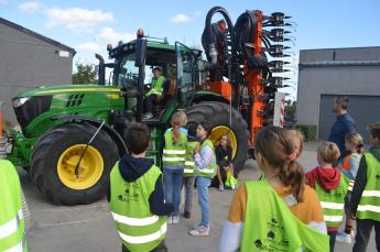 Kinderen bij een tractor