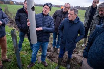 Landbouwer toont werking peilgestuurde drainage VILT