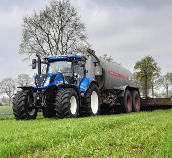 Eline op de tractor