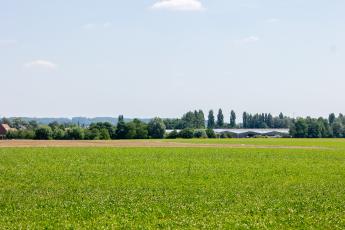 landbouwlandschap met gebouw op achtergrond