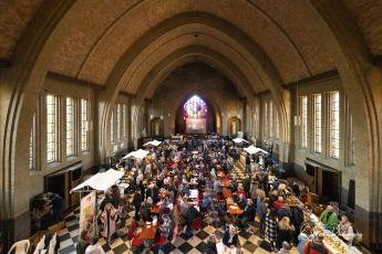 streekproducten markt in de kerk van Beke