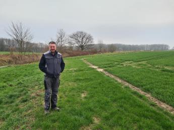 Landbouwer Johan op grasbufferstrook