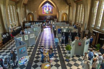 Lokale markt in de kerk van Beke