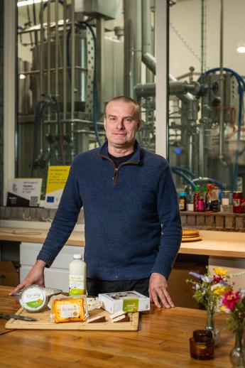 David De Coster (De Zuivelarij) met producten die gemaakt worden in De Zuivelarij