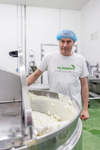 David De Coster bij de kookketel waarvoor hij VLIF-steun, voor investeringen voor duurzame verwerking en afzet van landbouwproducten, ontvangen heeft.