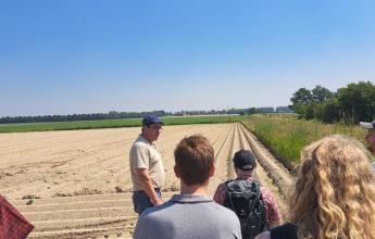Landbouwer geeft uitleg op aardappelperceel