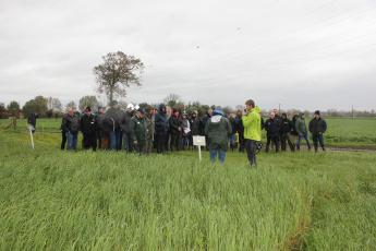 Guillaume geeft uitleg aan landbouwers op een perceel