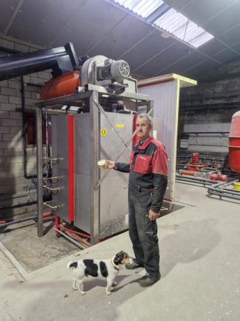 Johan bij de installatie om de groenten te vermoezen en fermenteren