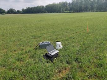 Laptop en meetapparatuur op grasland in kader van LEADER-project Klimaathoeders