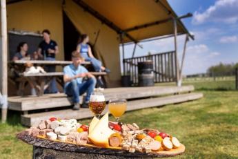 Plank met allerlei West-Vlaamse streekproducten