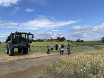 Spuitmachine met RTK-gps tijdens democontrole