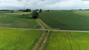 Dronebeeld van velden tijdens democontrole