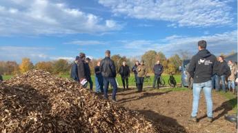 Mensen op een demoveld