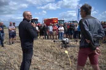 Bespreking van innovatieve methoden zoals het gebruik van drones tijdens de demodag in juli (c)Inagro