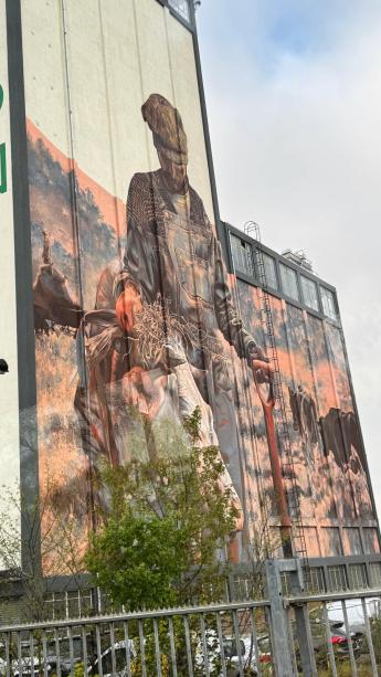 Een groot schilderkunstwerk op een silo