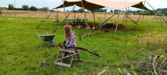 landbouwgrond met tent er op