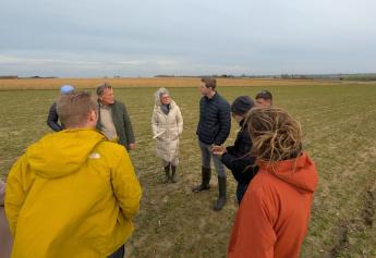Bram praat met een groep mensen