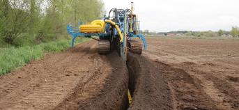 Omvorming klassiek naar peilgestuurde drainage - machine op veld