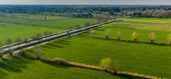 Landschap met gras, gescheiden door weg