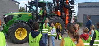 Kinderen bij een tractor