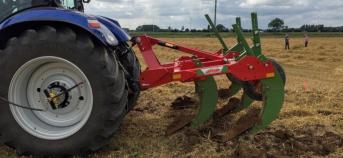 tractor met ploeg op akker 