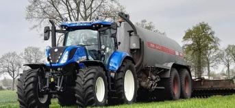 Eline op de tractor