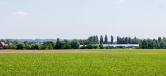 landbouwlandschap met gebouw op achtergrond