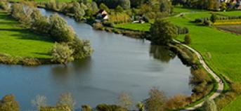 Meanderende rivier op het platteland