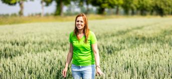 Annie Vanhoebroeck in het veld