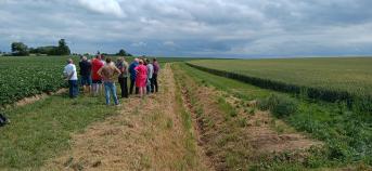 groep krijgt uitleg op een bufferstrook