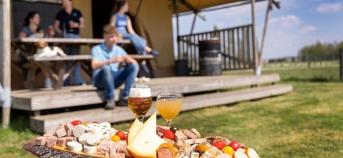 Plank met allerlei West-Vlaamse streekproducten