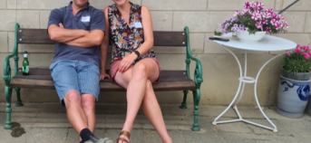 Karlien en Bastiaan zitten samen op een bankje