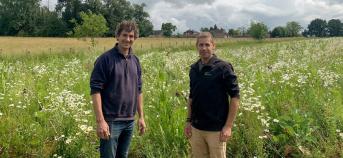 Landbouwer en bedrijfsplanner op een perceel