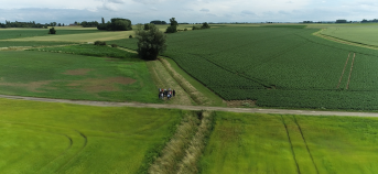 Dronebeeld van velden tijdens democontrole