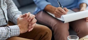 Foto handen en een schrift (c)VILT