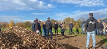 Mensen op een demoveld