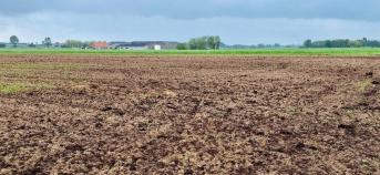 Stalmest op de akker