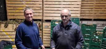 Landbouwer Kevin en vader Eddy tonen de groenten